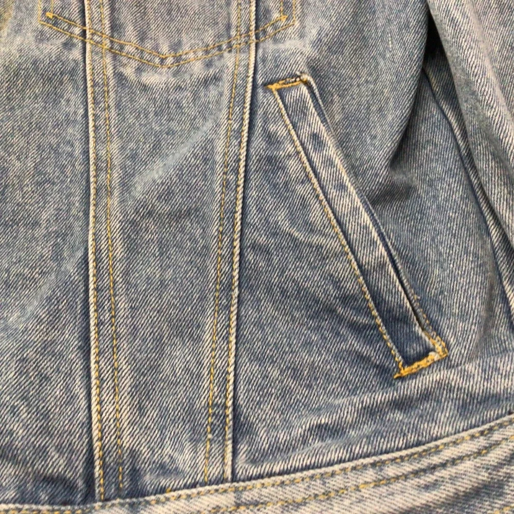 Vintage Gloria Vanderbilt denim jacket. Size medium great shape. - Picture 9 of 10